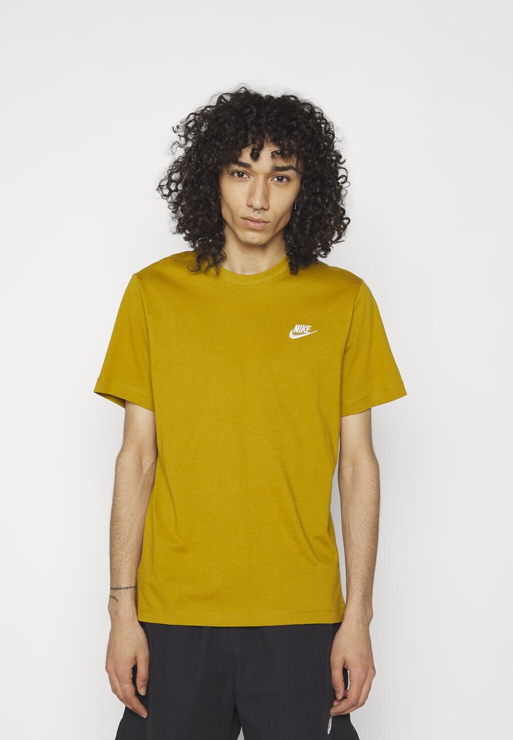 

Базовая футболка CLUB TEE Nike, латунь