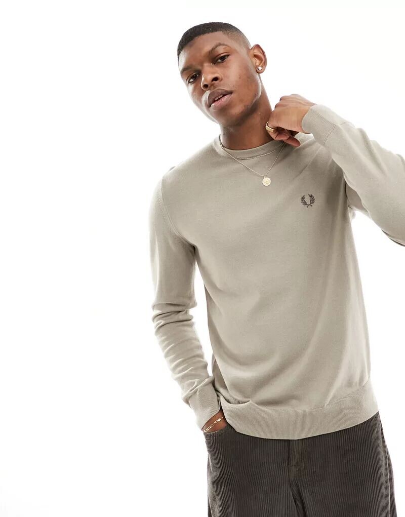

Классический свитер с круглым вырезом Fred Perry теплого серого цвета