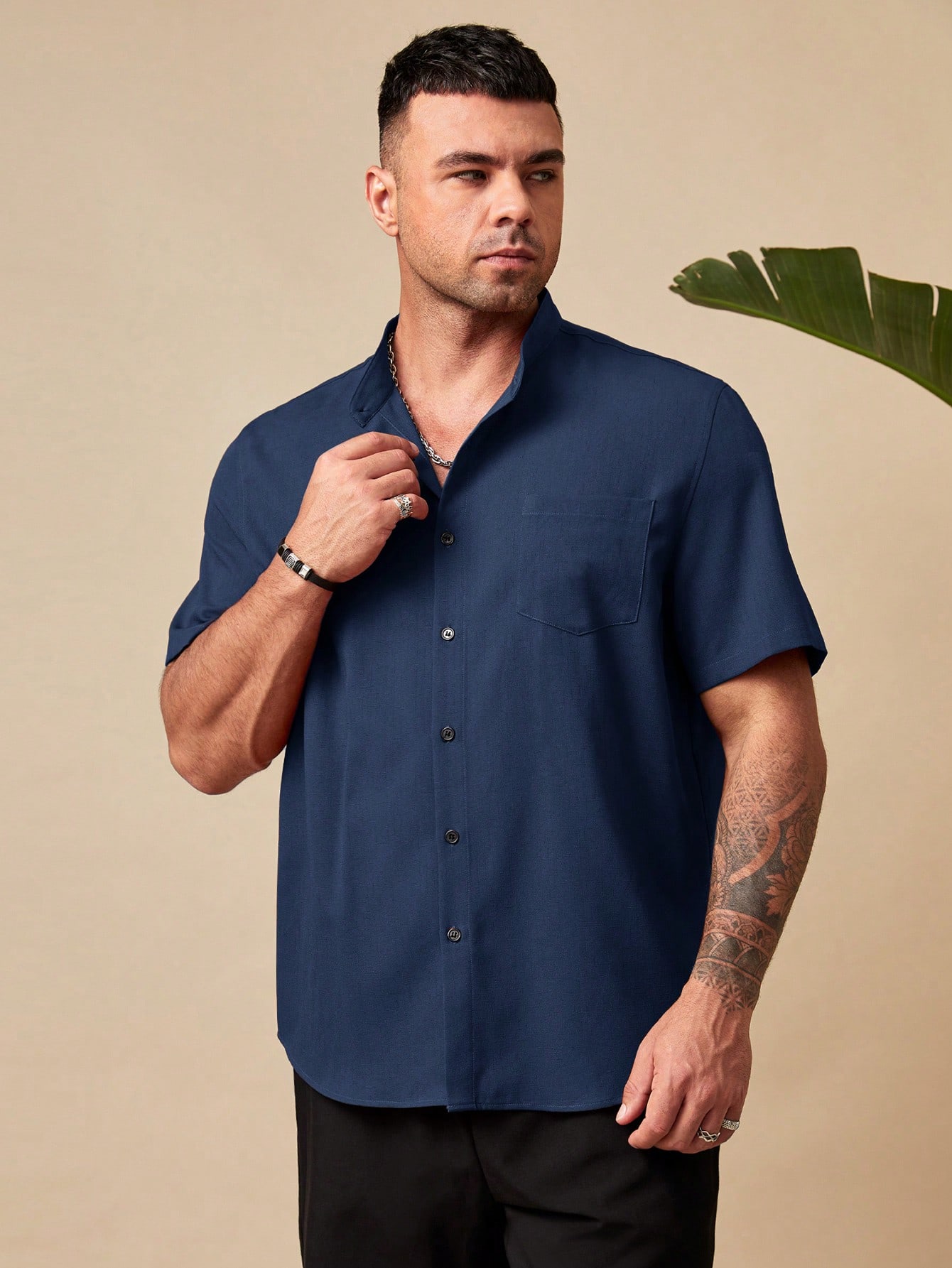 Manfinity Homme Мужская рубашка свободного кроя больших размеров на пуговицах с короткими рукавами и накладными карманами больших размеров, темно-синий