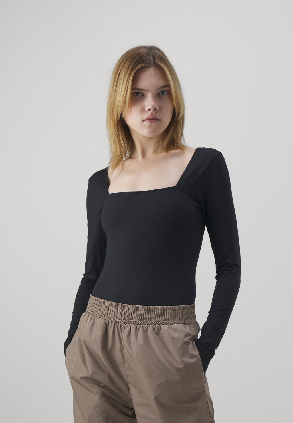 

Топ с длинными рукавами Hollister Co. БЕСШОВНОЕ БОДИ С КВАДРАТНЫМ ВЫРЕЗОМ, CASUAL BLACK