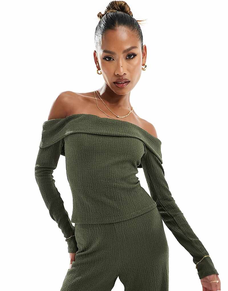 

ASOS DESIGN - Текстурный топ цвета хаки с открытыми плечами, часть комплекта