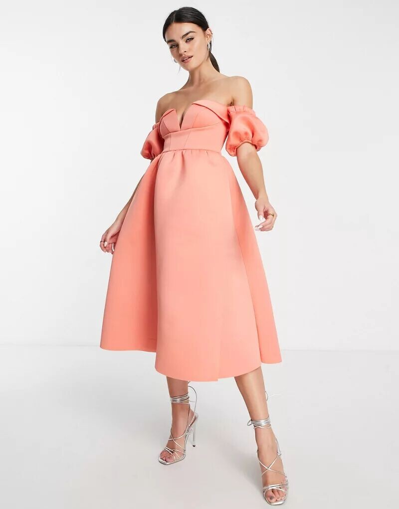 

Коралловое выпускное платье с открытыми плечами и рюшами ASOS