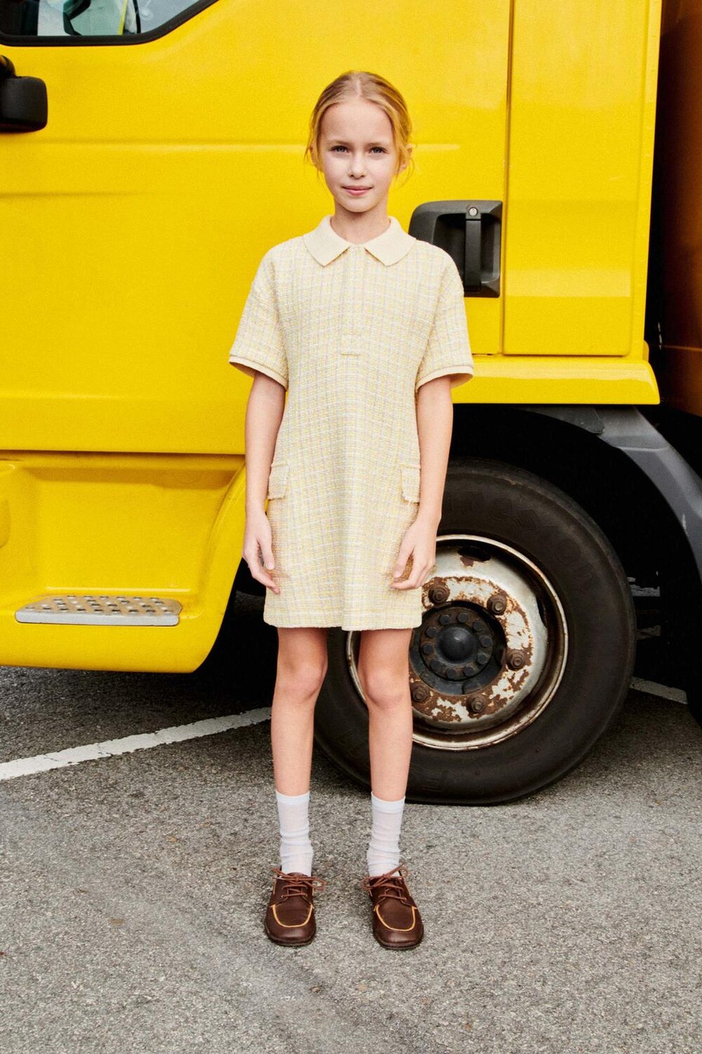 

Фактурное платье с резинчатым шеи ZARA, желтый