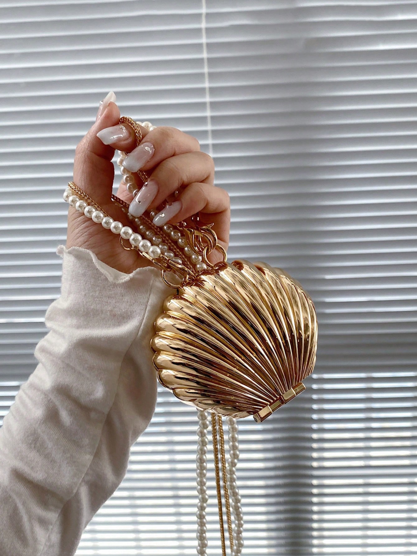 Дизайнерская женская сумка через плечо с жемчужной цепочкой и металлическим корпусом, золото цена и фото