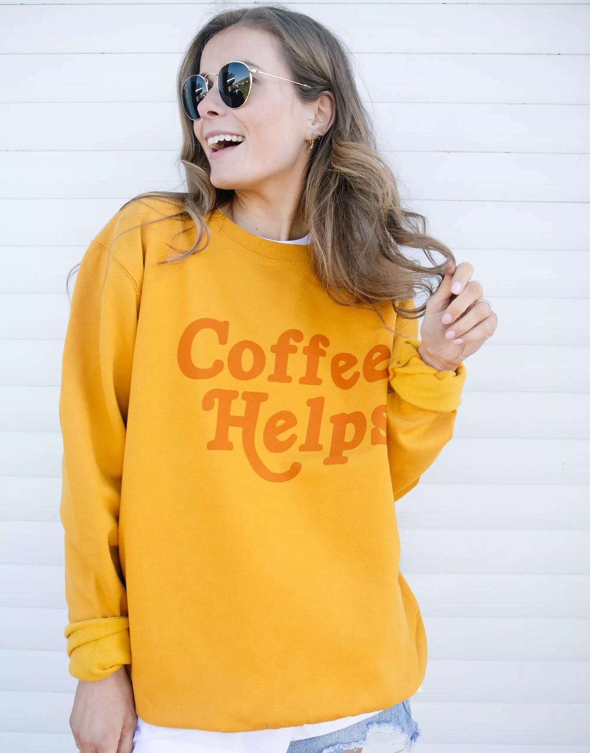 

Горчичный свитшот унисекс с надписью Coffee Helps Batch1, Желтый