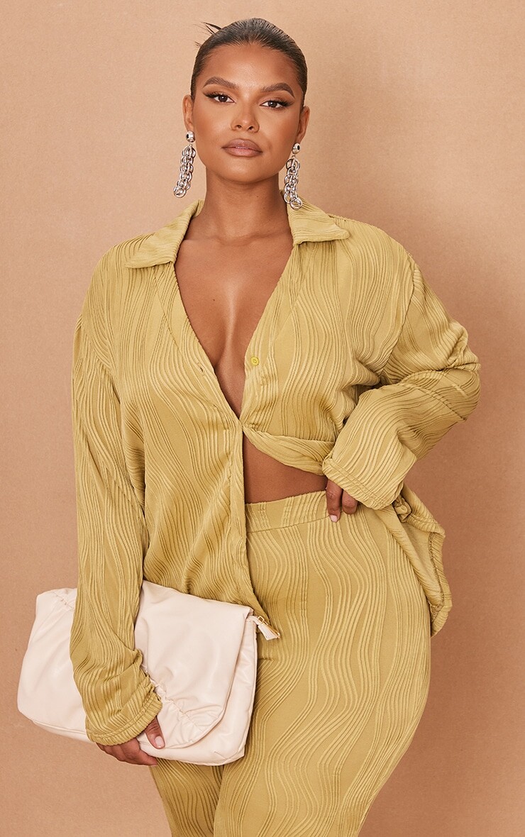 

PrettyLittleThing Оливковая рубашка с длинным рукавом Plus плиссе