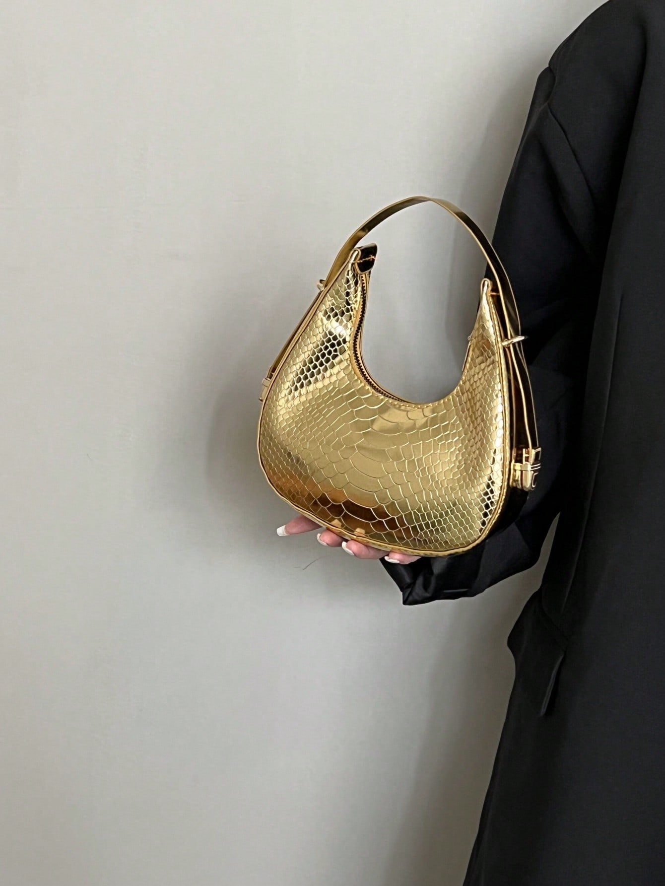 цена Мини-сумка-хобо из металлизированной змеиной кожи с тиснением в стиле фанк, золото