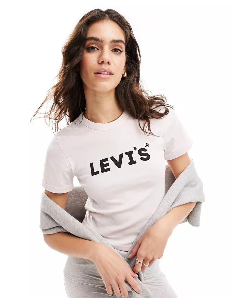 

Розовая укороченная футболка Levi's с логотипом на груди, эксклюзивно для ASOS