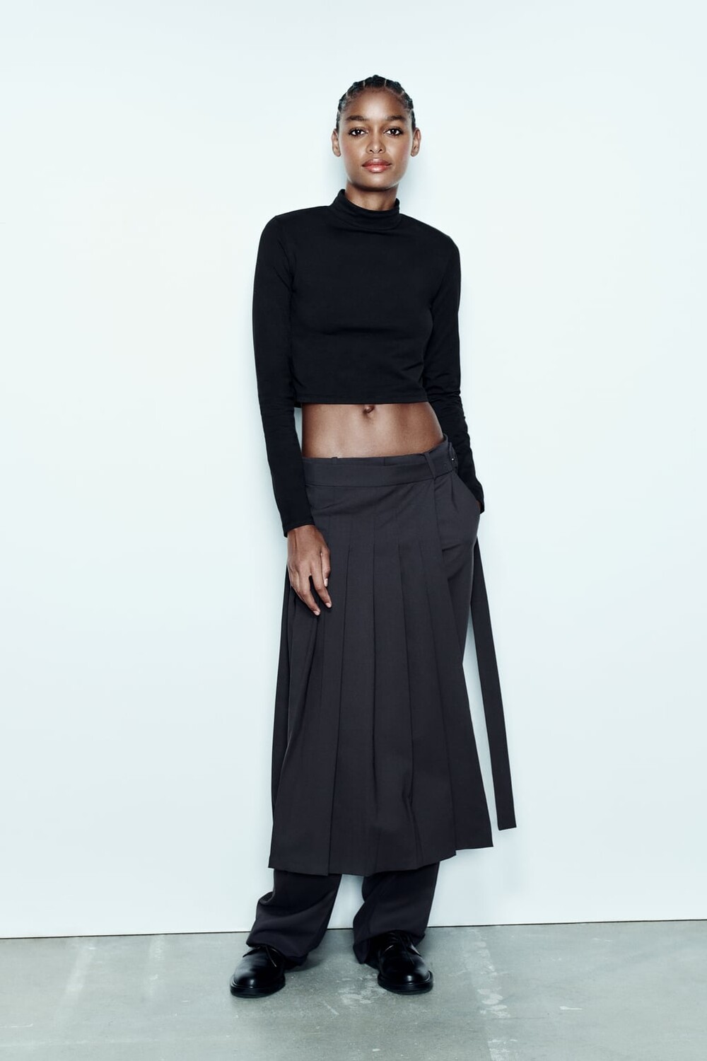 

Укороченный топ с воротником-стойкой ZARA, черный