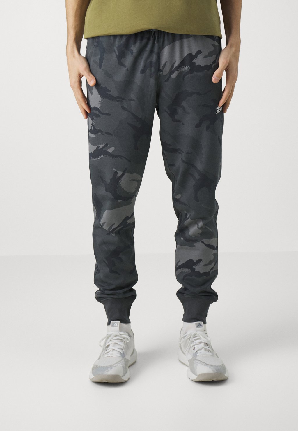 цена Спортивные брюки Seasonal Essentials Pant adidas Sportswear, цвет solid grey