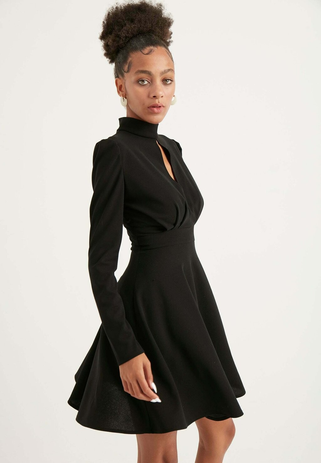 

Летнее платье Open Front Herita, черный