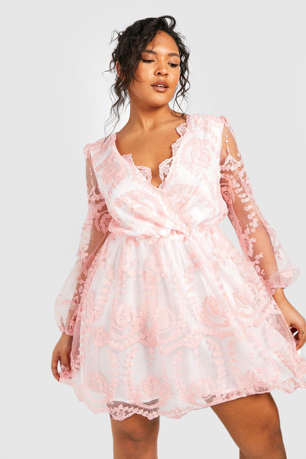 Кружевное платье с глубоким вырезом и плиссированной юбкой boohoo, розовый