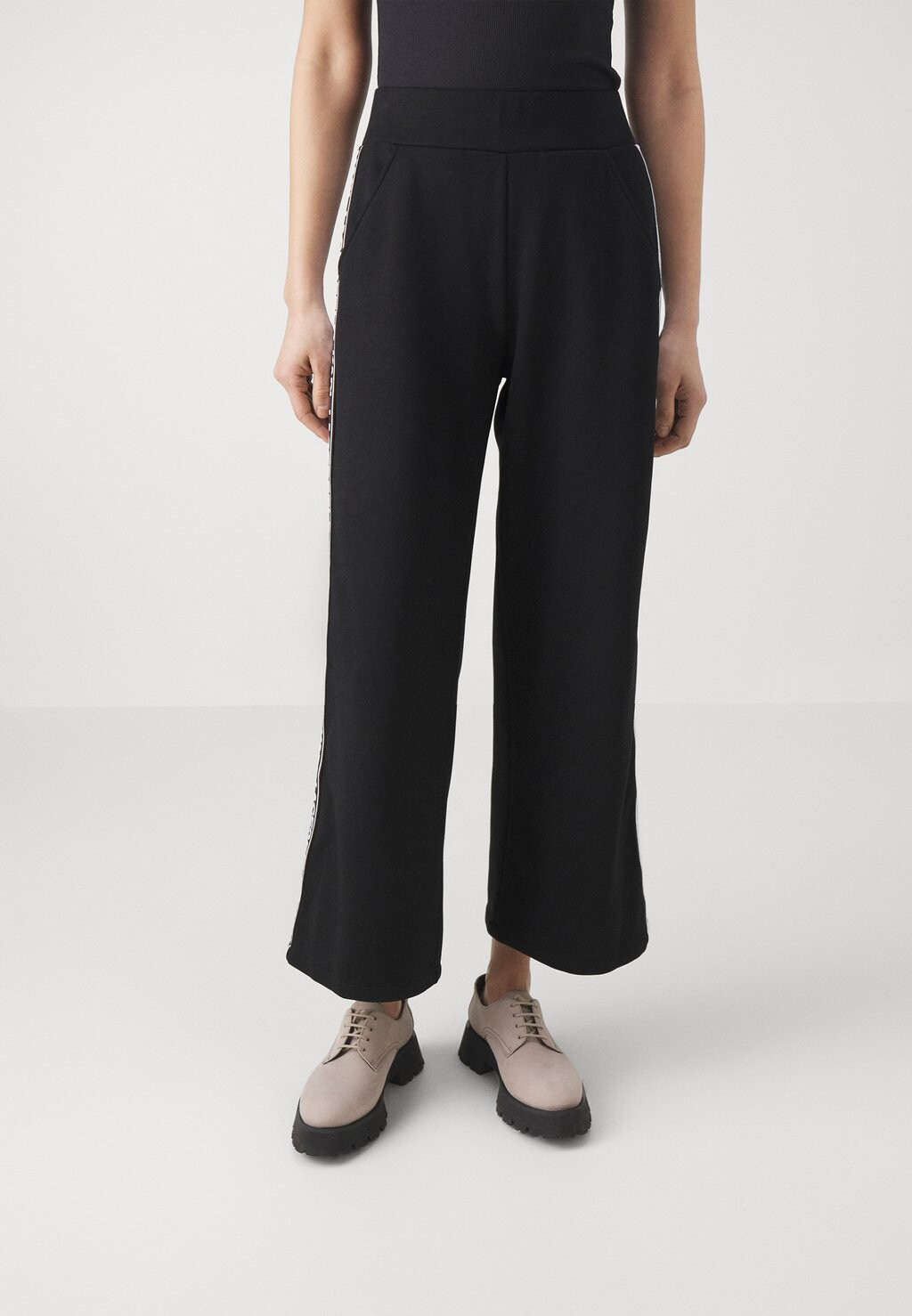 

Брюки LOGO TAPE CULOTTES KARL LAGERFELD, черный