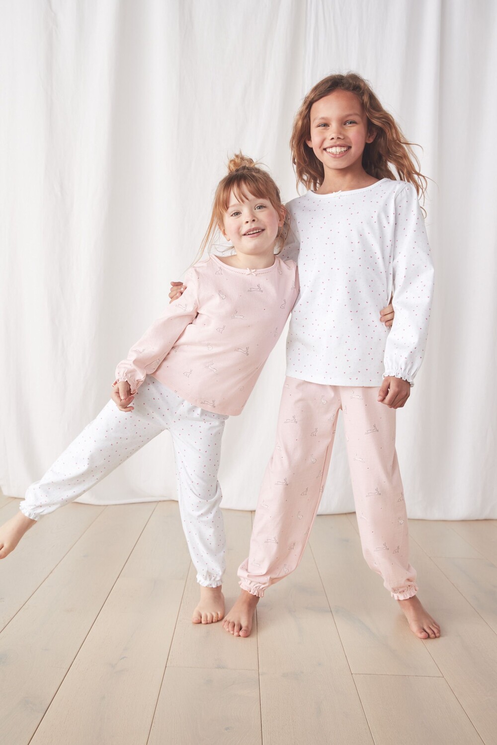 

2 белые пижамы The Company с зайчиками и сердечками The White Company, белый