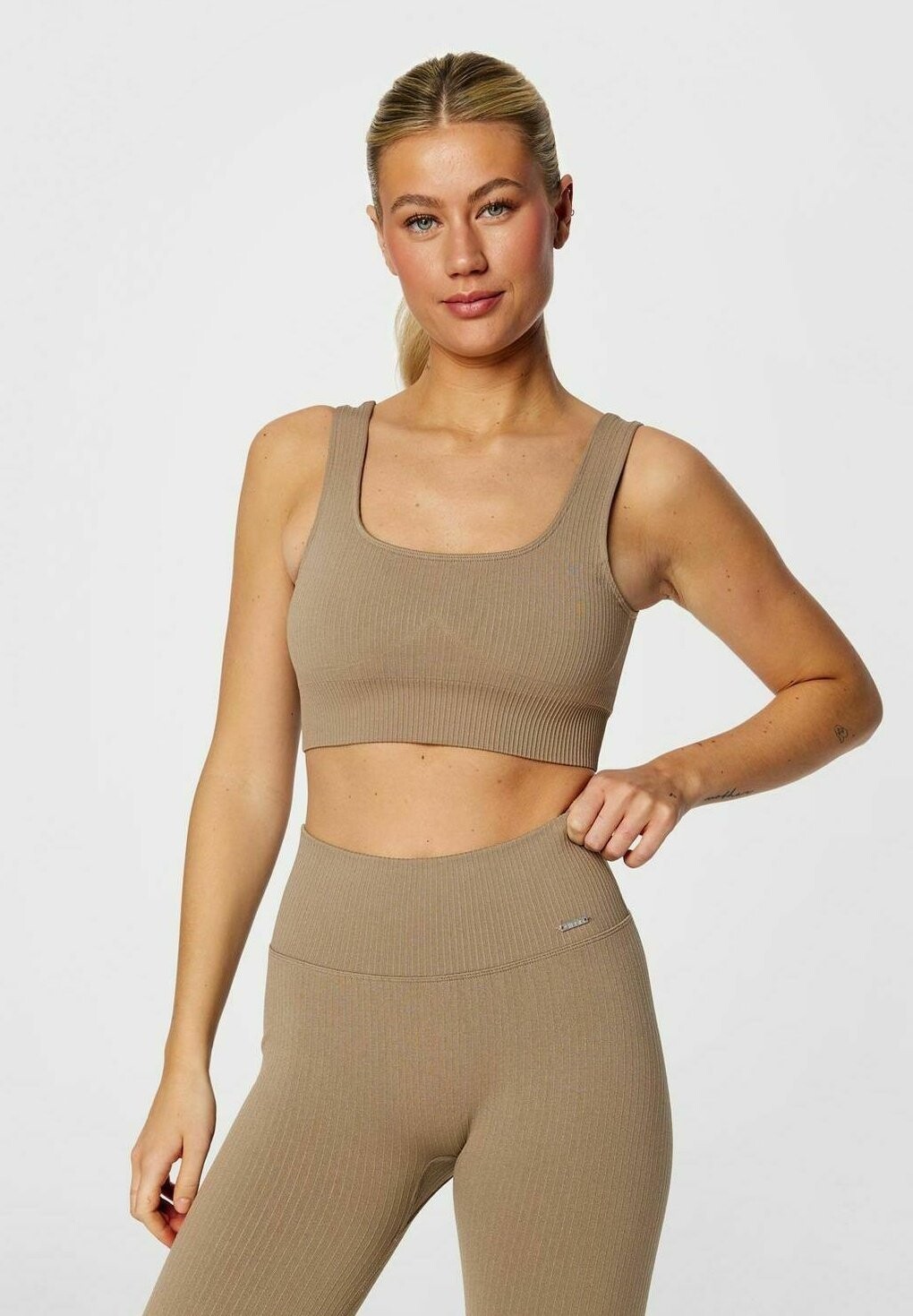 

Спортивный бюстгальтер средней поддержки RIBBED SEAMLESS aim’n, цвет espresso