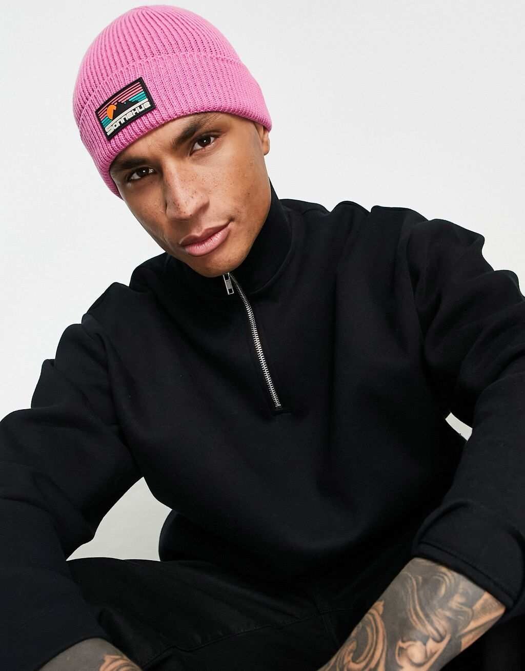 

Розовая шапка в рубчик в рубчик с резиновым логотипом ASOS DESIGN
