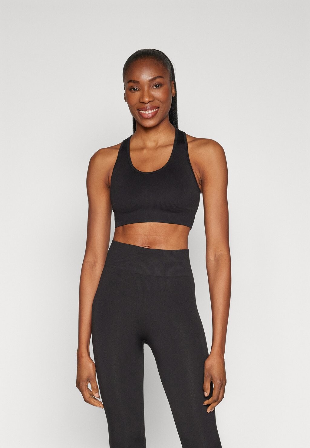 

Спортивный бюстгальтер средней поддержки SEAMLESS Hunkemöller, цвет black