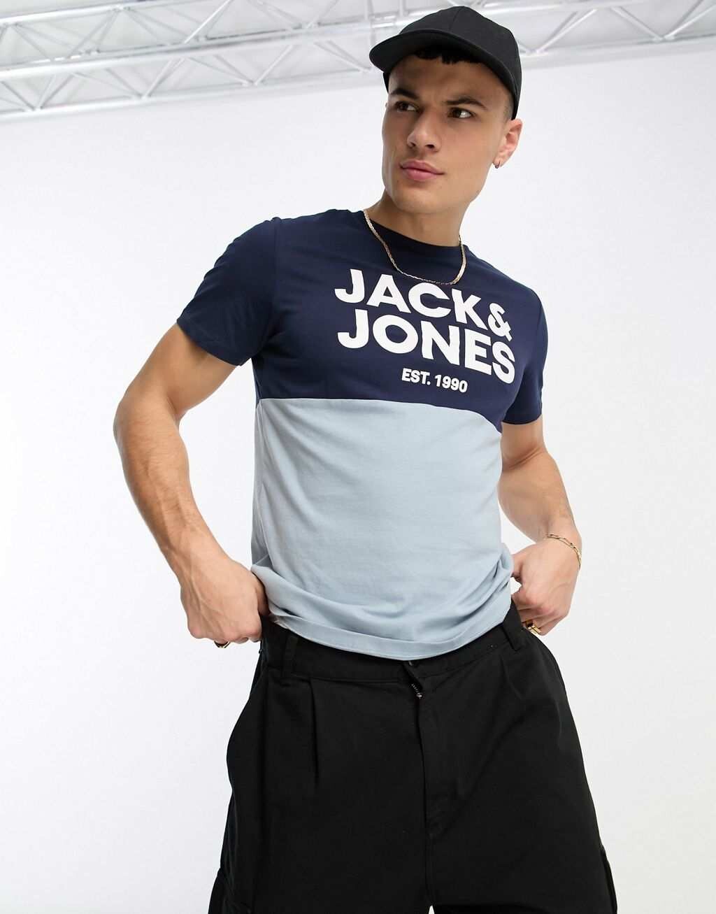 

Темно-синяя и бледно-голубая футболка в стиле колор-блок Jack & Jones, Синий