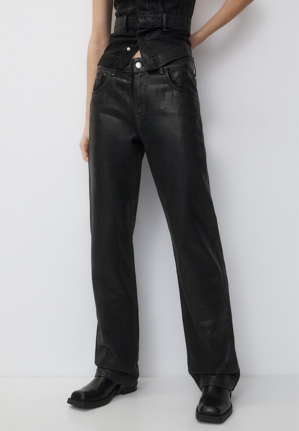 

Брюки Coated Effect PULL&BEAR, черный
