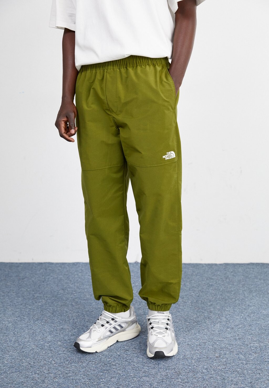 

Спортивные брюки EASY WIND PANT The North Face, цвет forest olive