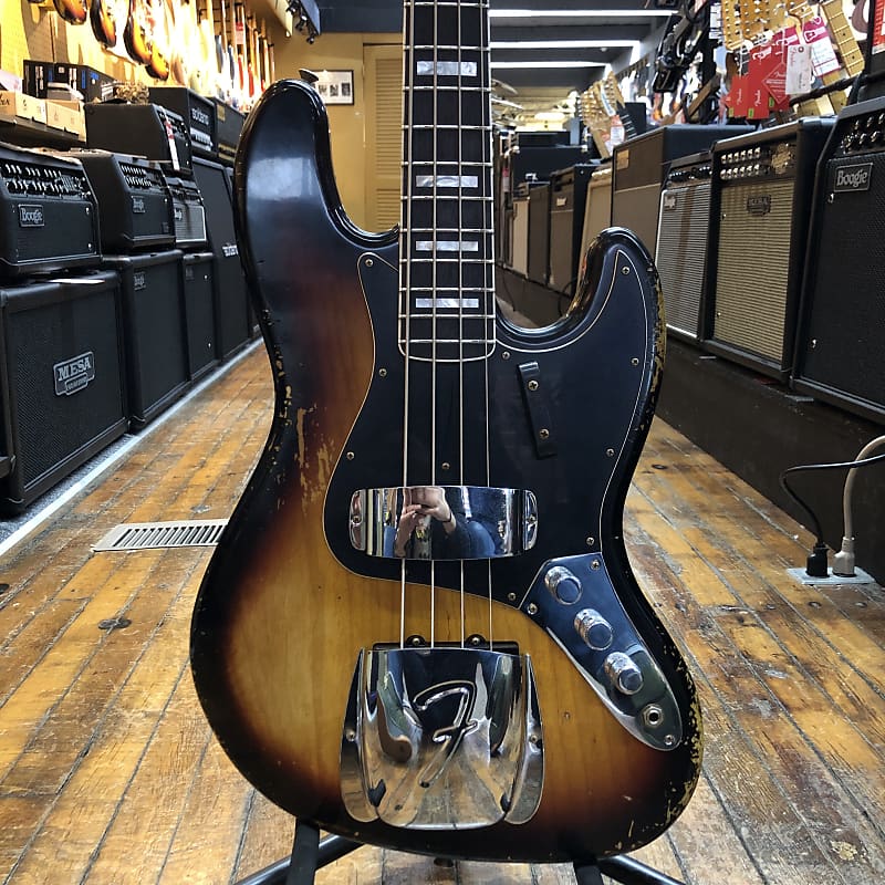 

Басс гитара Fender Custom Shop Limited Edition Custom Jazz Bass Heavy Relic Faded Aged 3-Color Sunburst w/Hard Case