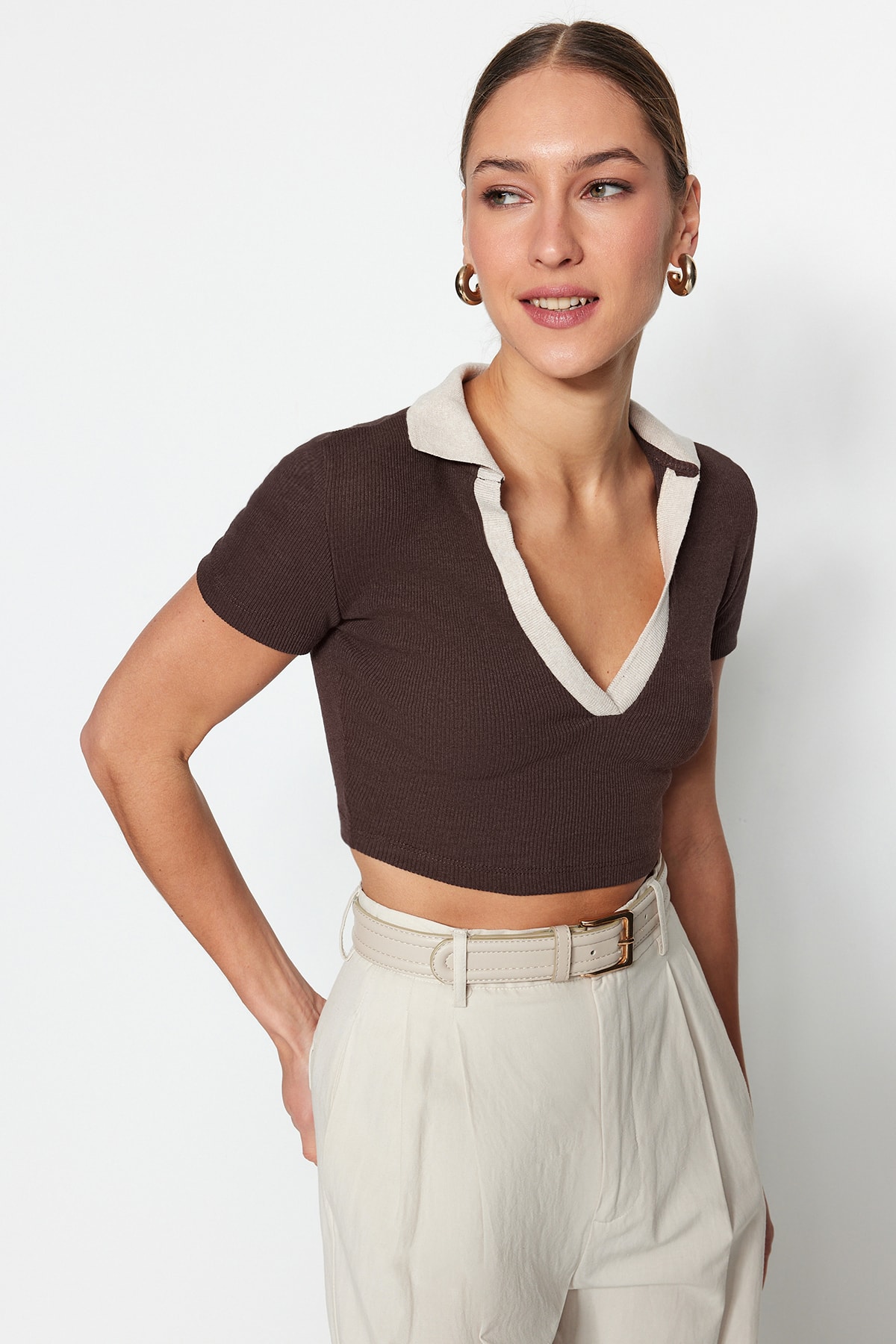 Блузка Trendyol приталенная эластичная в рубчик с воротником-поло, коричневый поло svevo коричневый