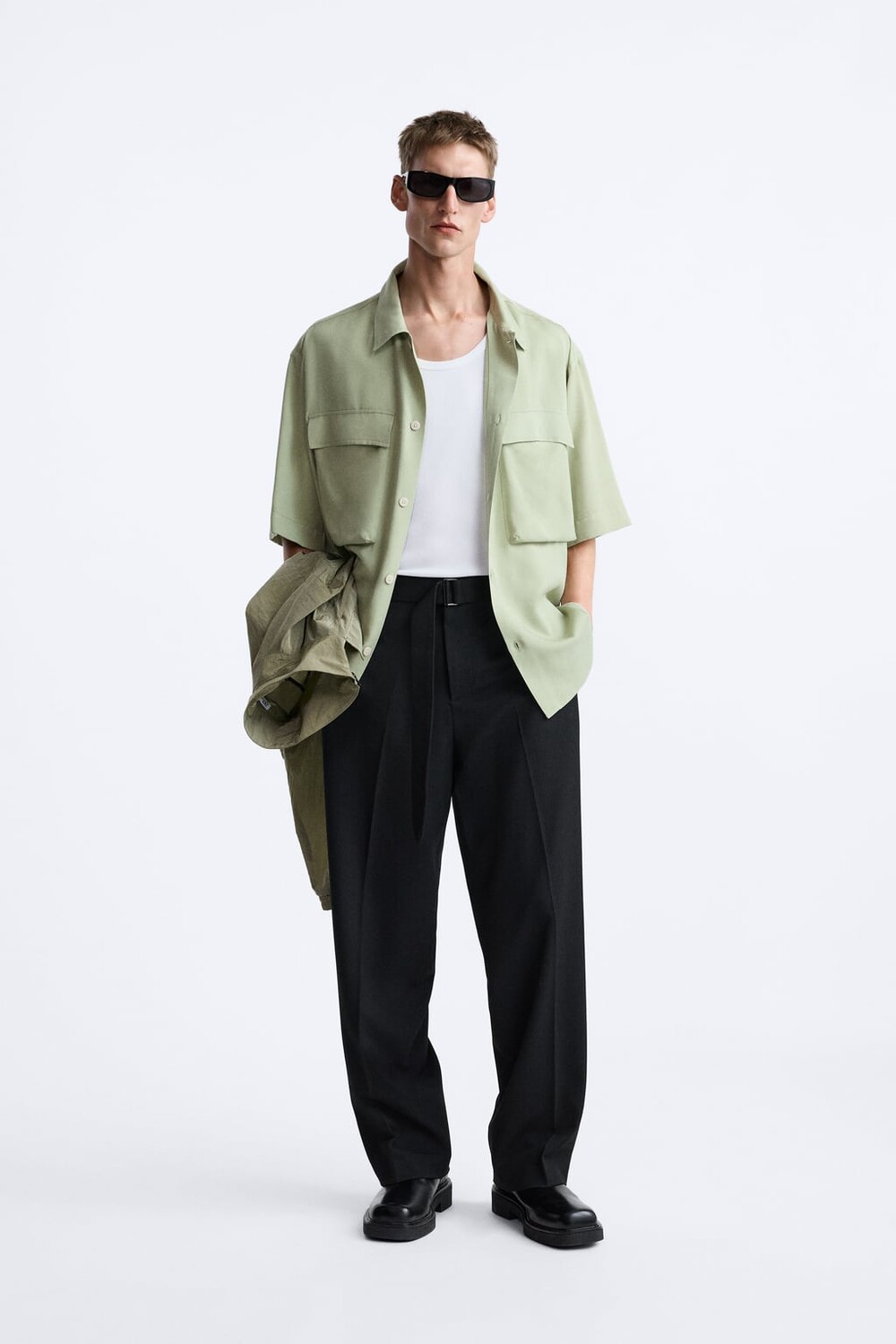

Брюки плиссированные с поясом ZARA, черный