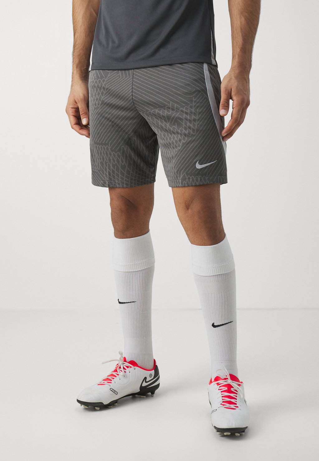 

Спортивные шорты Fc Liverpool Strike Nike, цвет anthracite/wolf grey