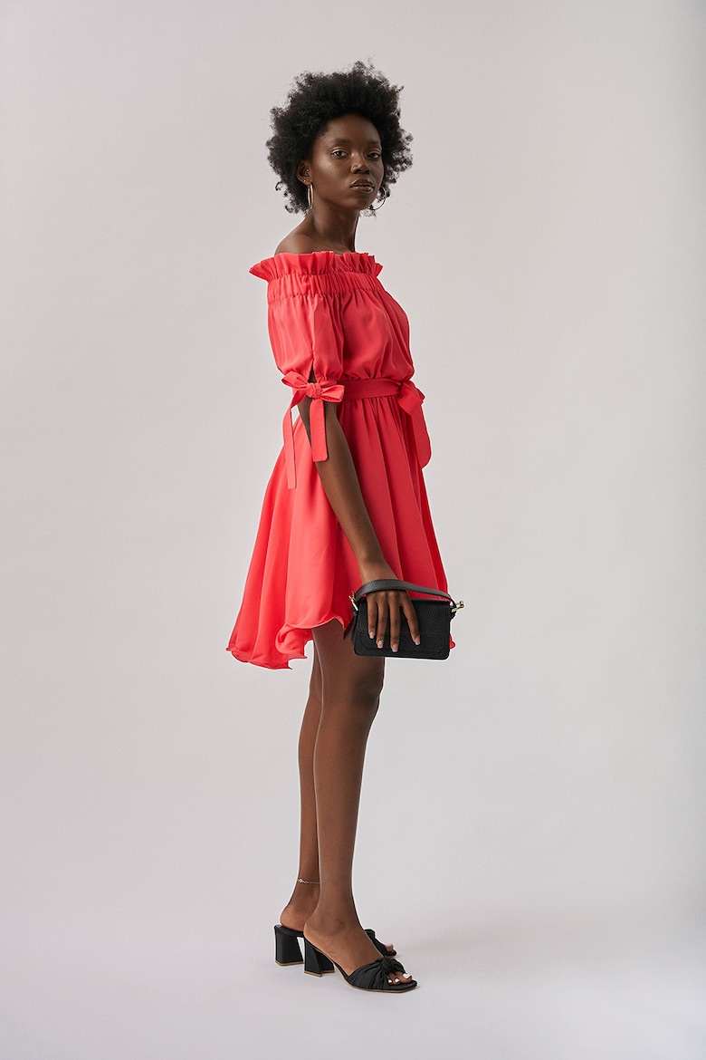 Короткое платье с вырезом на плечах Inna B, красный фотографии