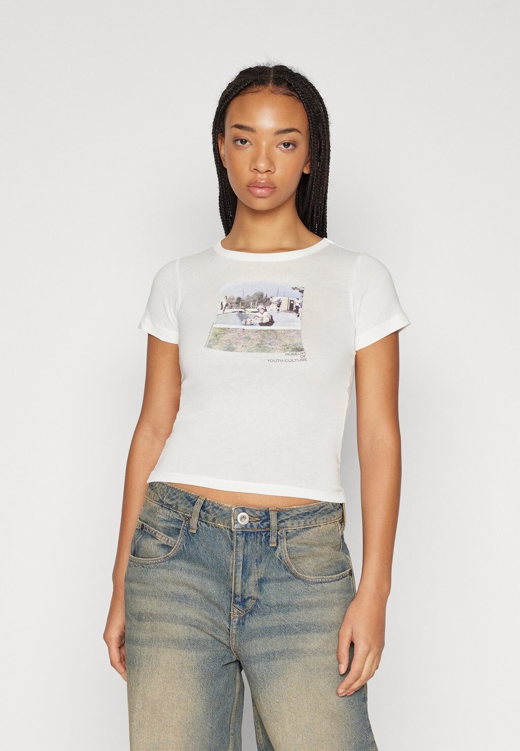 

Базовая футболка Moyc Baby Tee BDG Urban Outfitters, белый