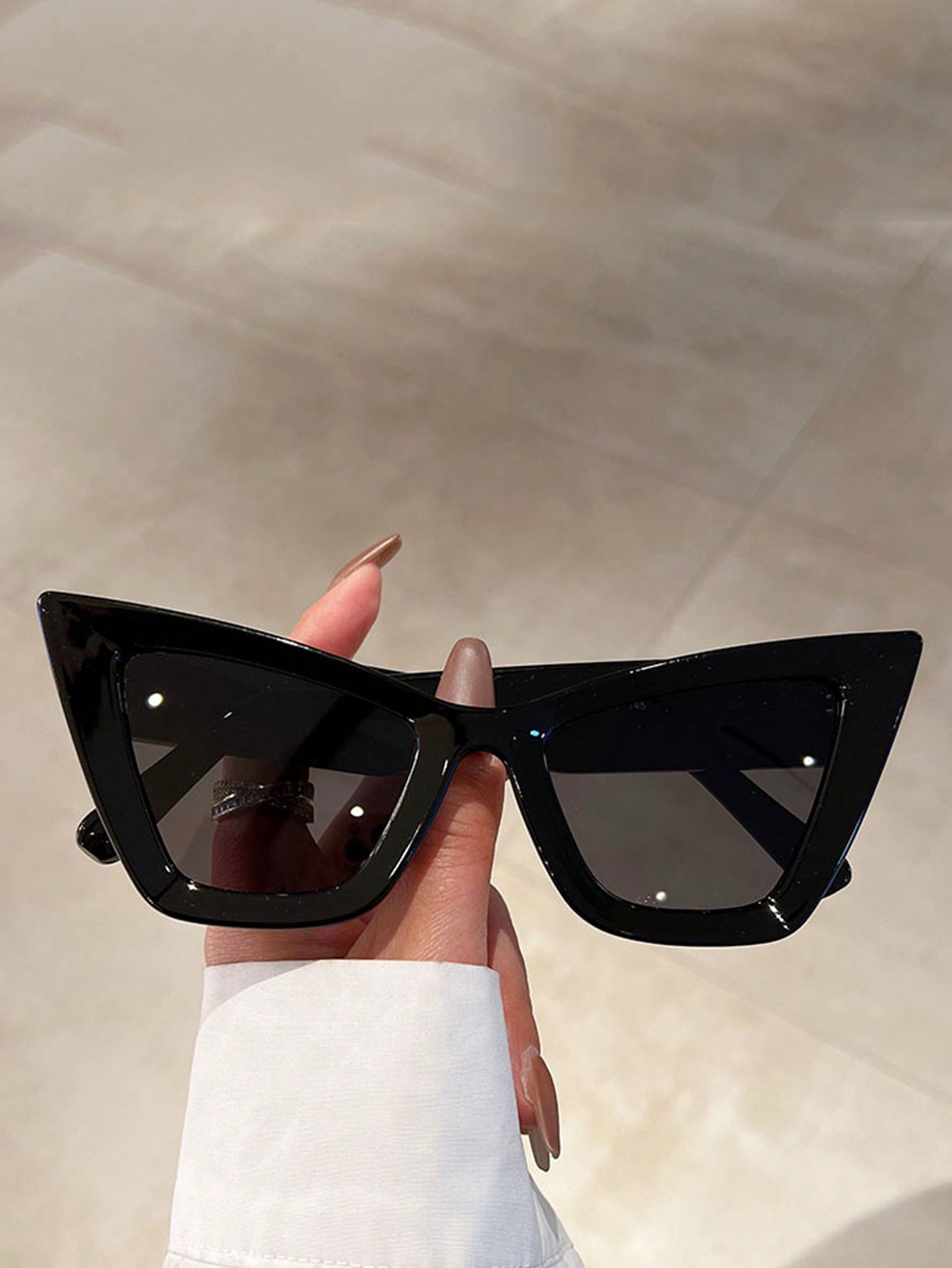 Солнцезащитные очки «кошачий глаз» в большой оправе цена и фото