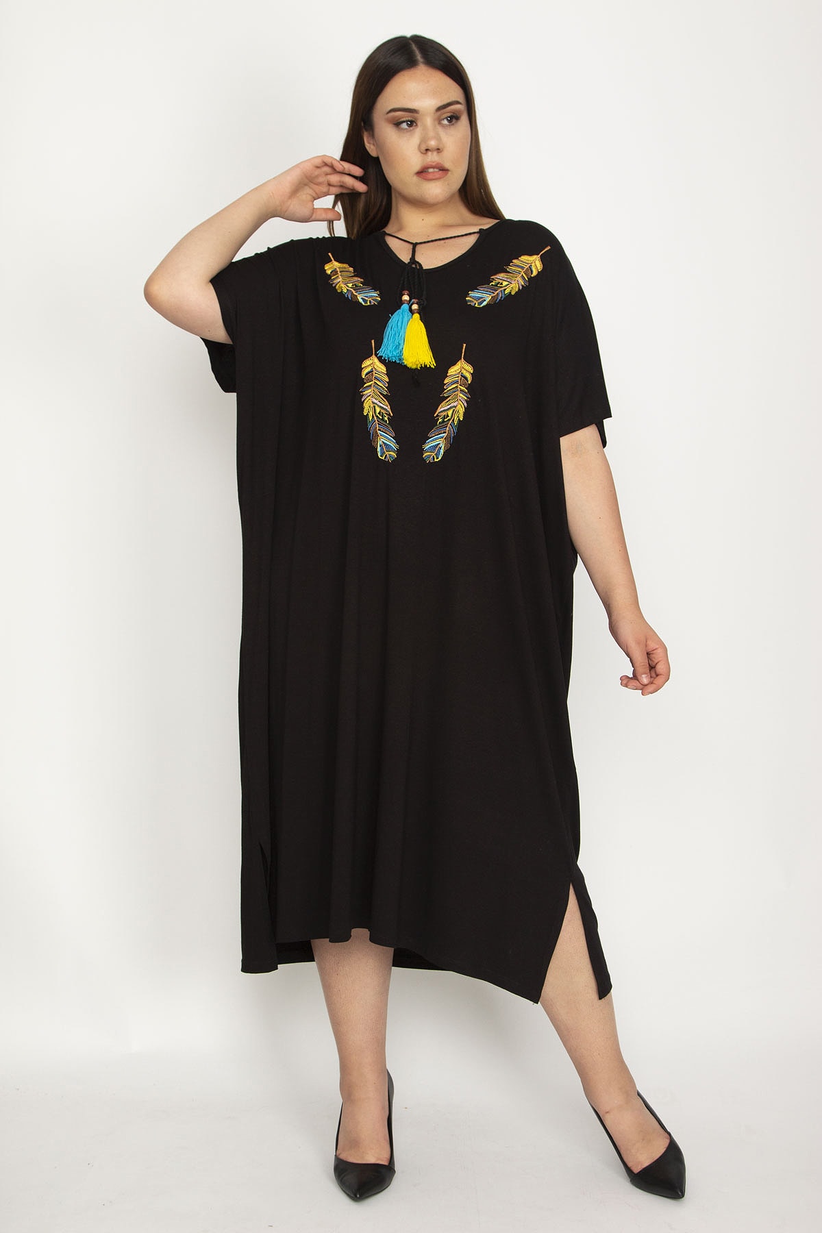 Женское черное платье большого размера с детальной вышивкой и боковым разрезом 65n25961 Şans, черный женская желтая блузка большого размера с боковым разрезом спереди şans желтый