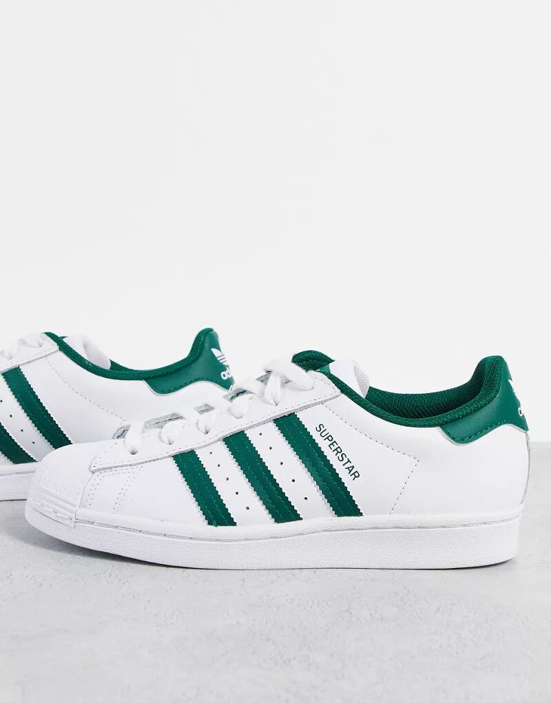 Белые кроссовки adidas Originals Superstar с зелеными полосками
