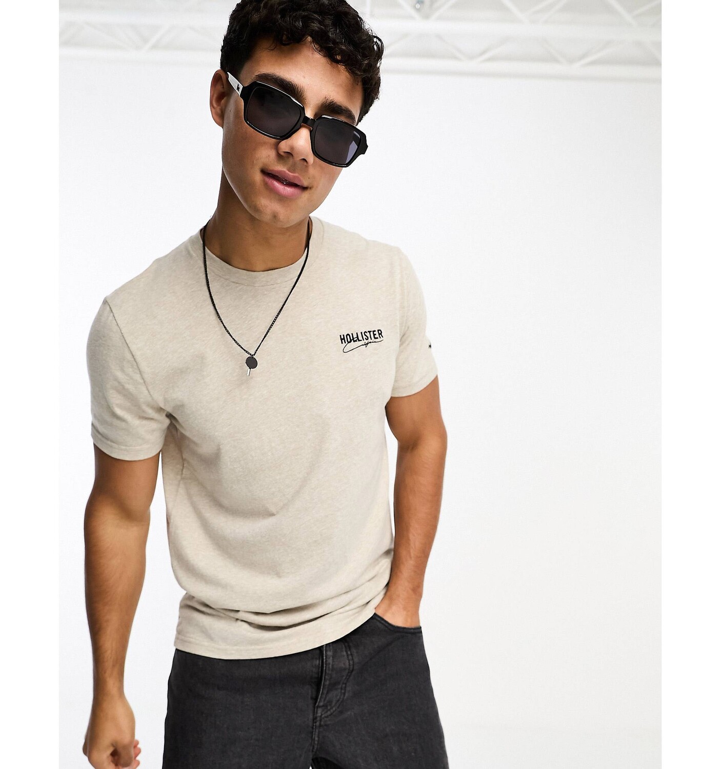 

Светло-коричневая футболка с логотипом Hollister