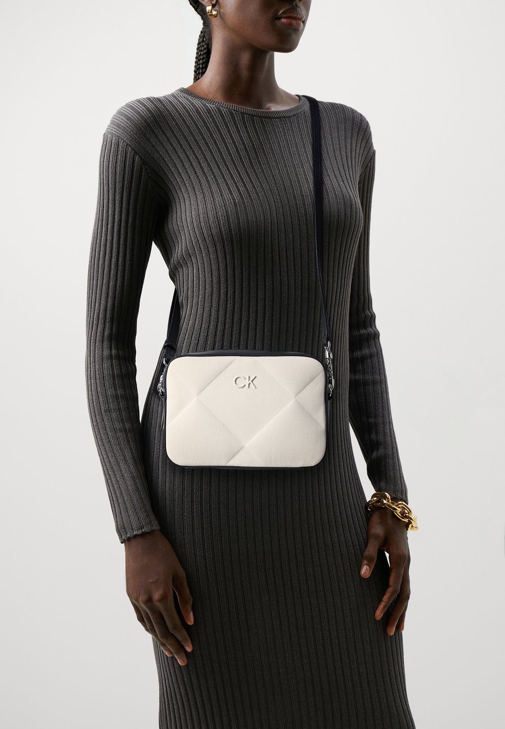 Сумка через плечо QUILT CAMERA BAG Calvin Klein, цвет ecru цена и фото