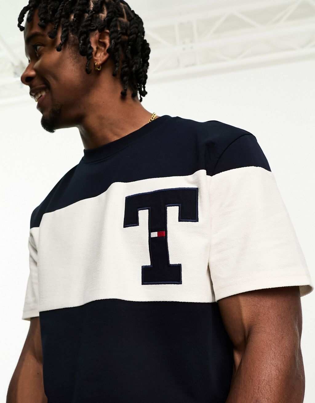 

Классическая фактурная футболка в синюю полоску Tommy Jeans