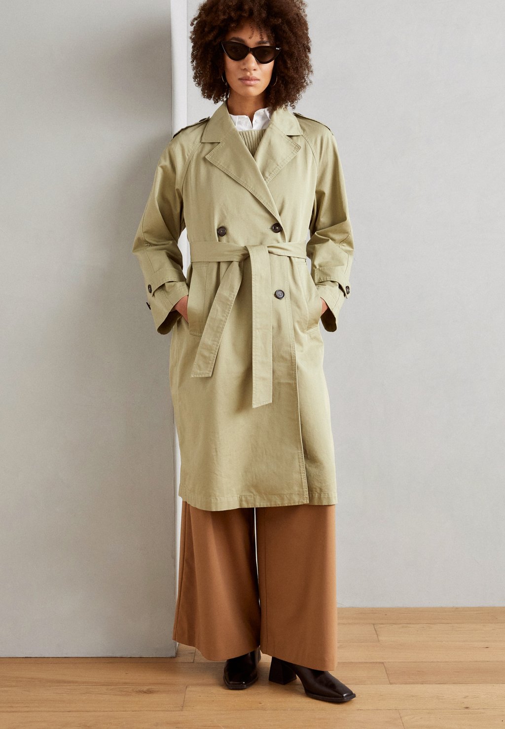 Тренч WITH BELT DOUBLE BREASTED LAPEL COLLAR WELT POCKETS Marc O'Polo, цвет steamed sage