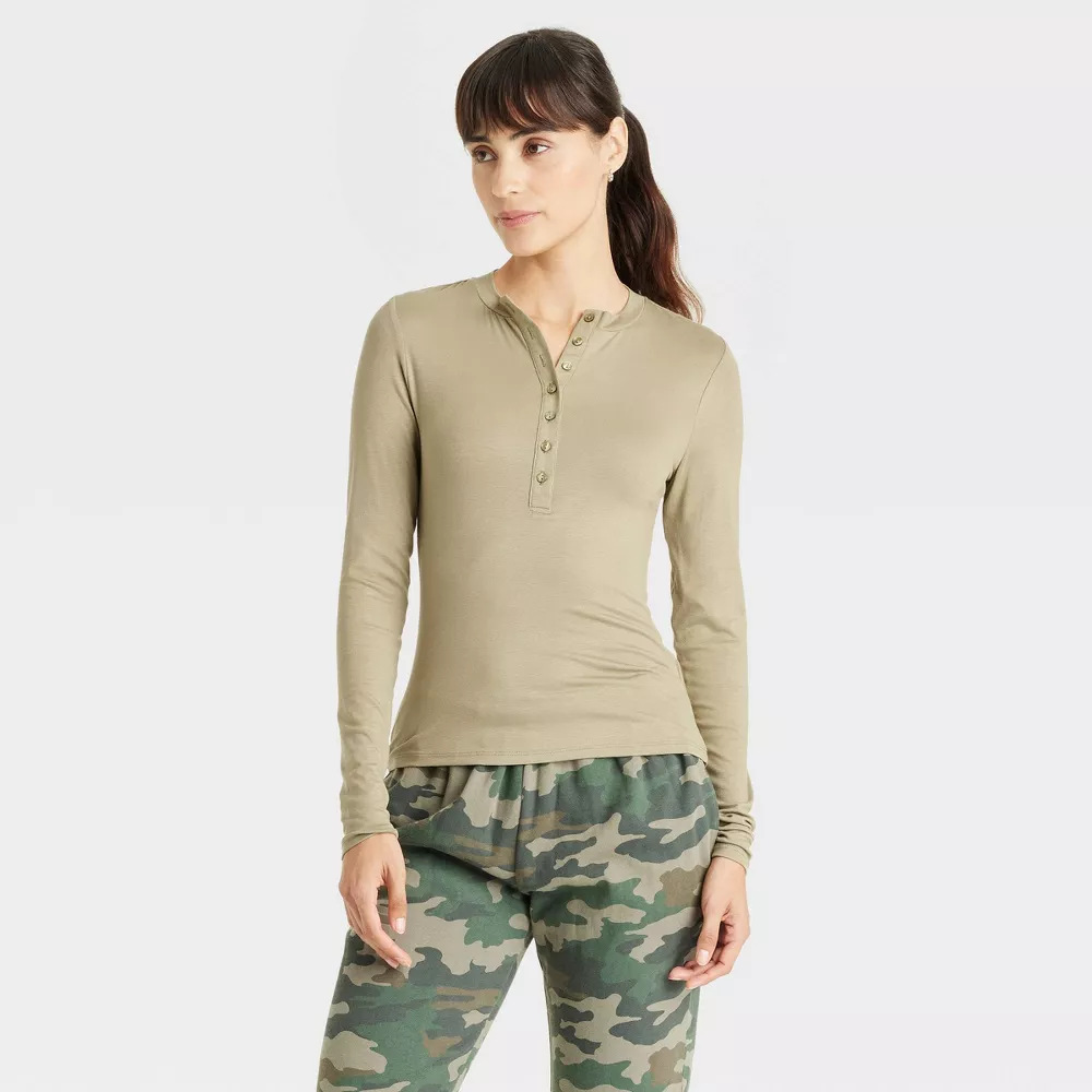 

Женская футболка с длинным рукавом и воротником-стойкой Universal Thread, цвет Olive Green