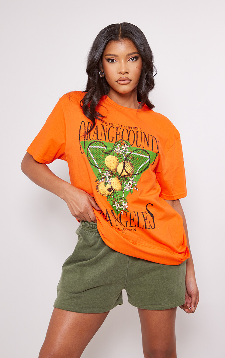 

PrettyLittleThing Футболка с теннисным принтом Orange County