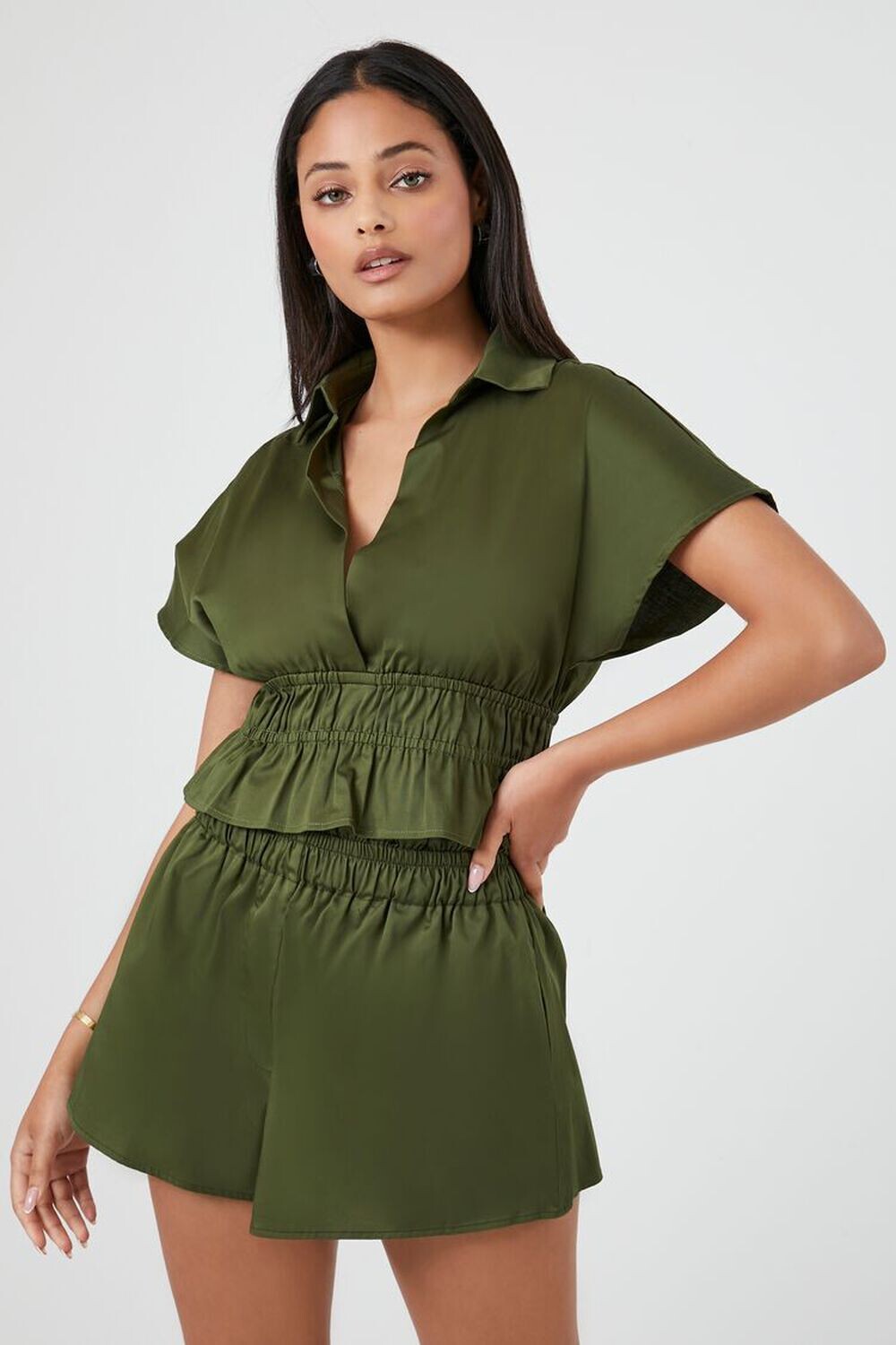 

Укороченный топ с глубоким вырезом и воланами Forever 21, кипарис