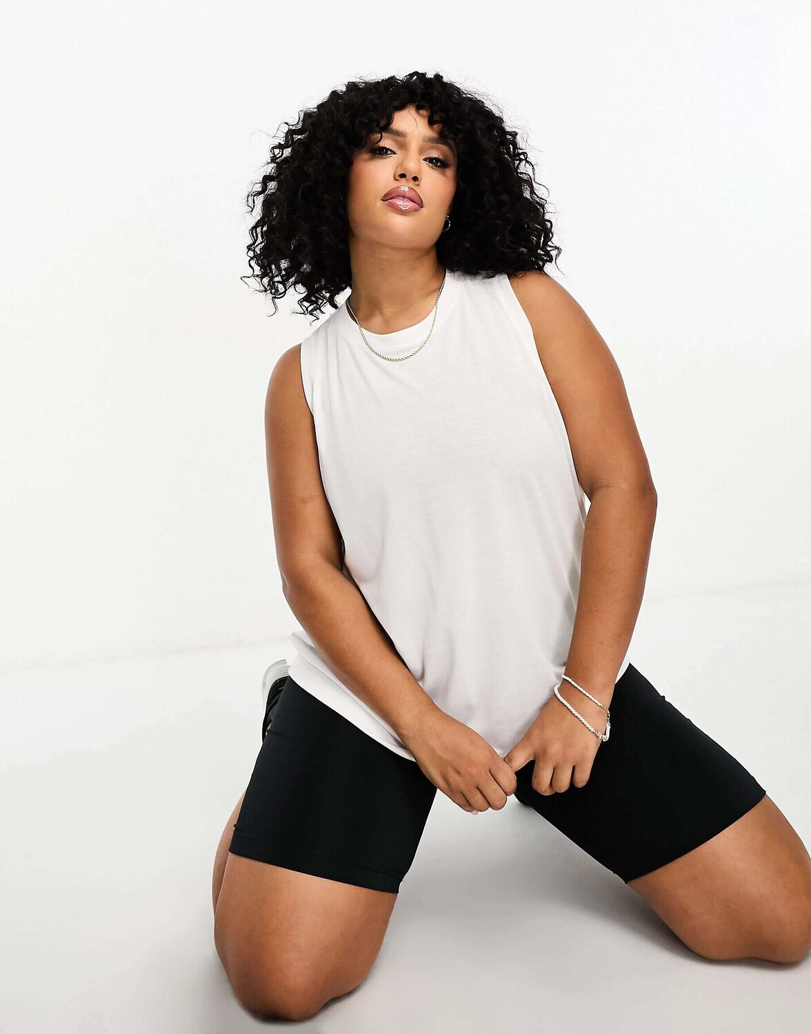 

Белый жилет для йоги с закручивающейся спинкой ASOS Curve