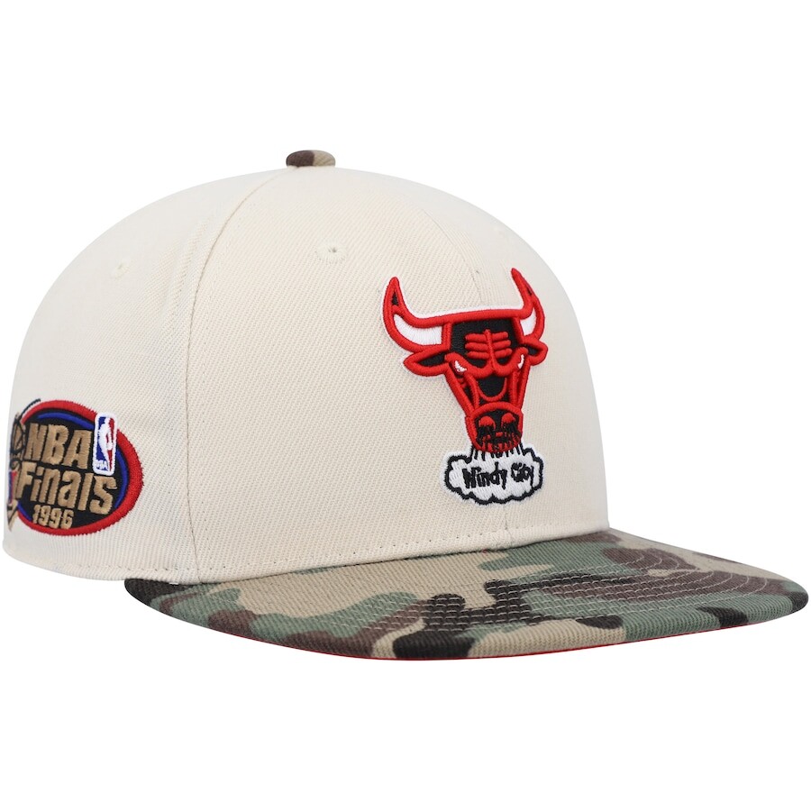 

Бейсболка Mitchell & Ness Chicago Bulls, кремовый