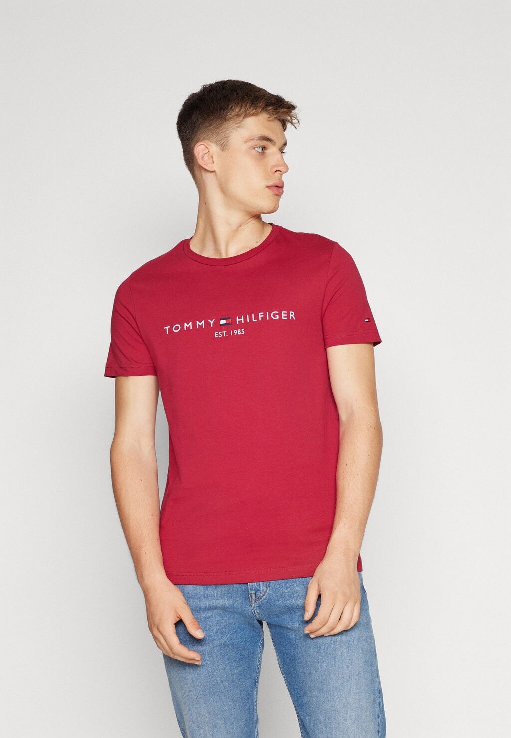 

Базовая футболка ФУТБОЛКА С ЛОГОТИПОМ Tommy Hilfiger, королевская ягода