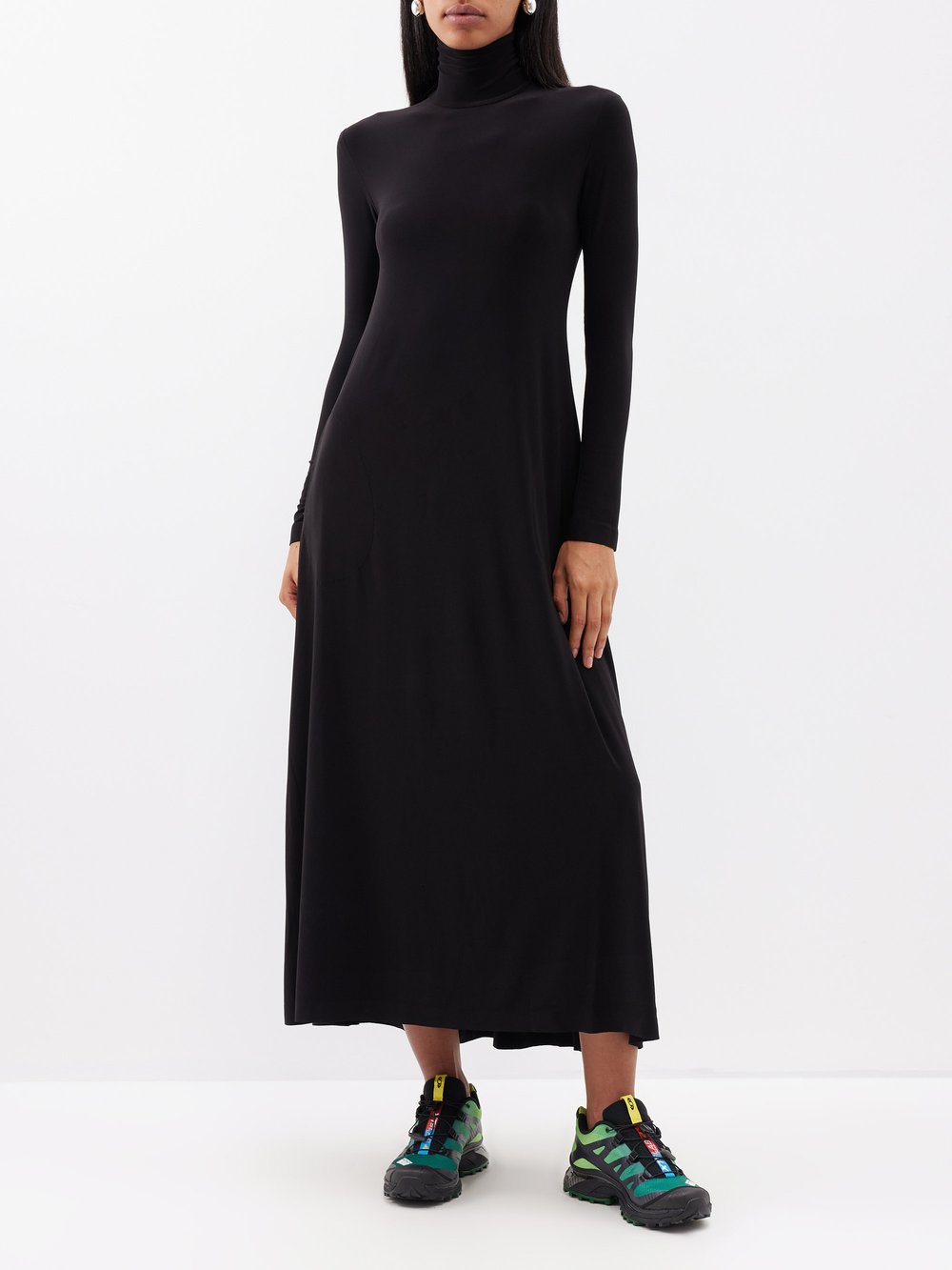 цена Трикотажное платье а-силуэта с высоким воротником Norma Kamali, черный