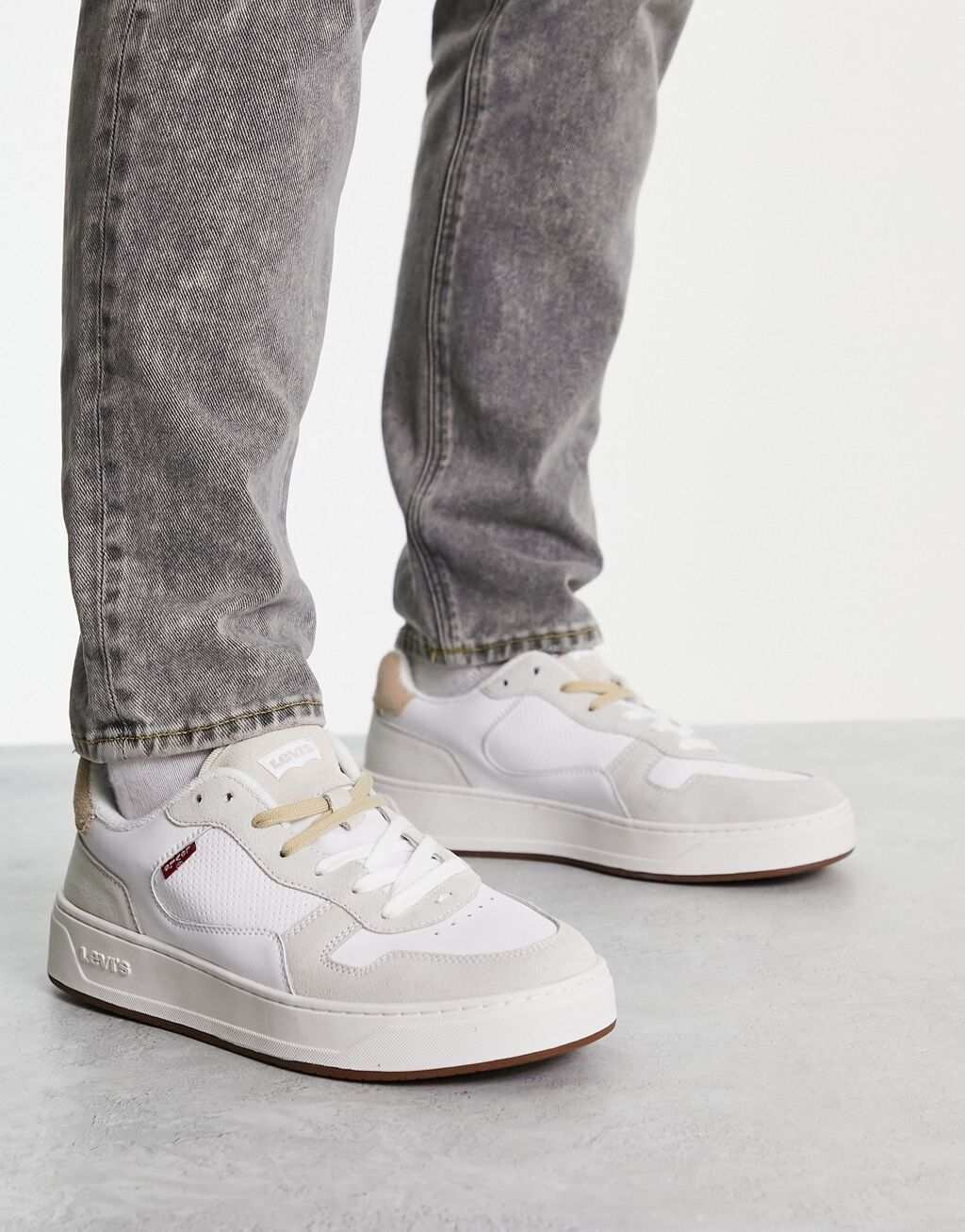 

Кроссовки Levi's Glide из кремовой замши с массивной подошвой и красным логотипом., Красный