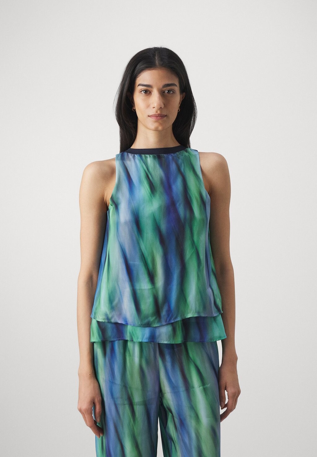 

Вверху Armani Exchange, синий