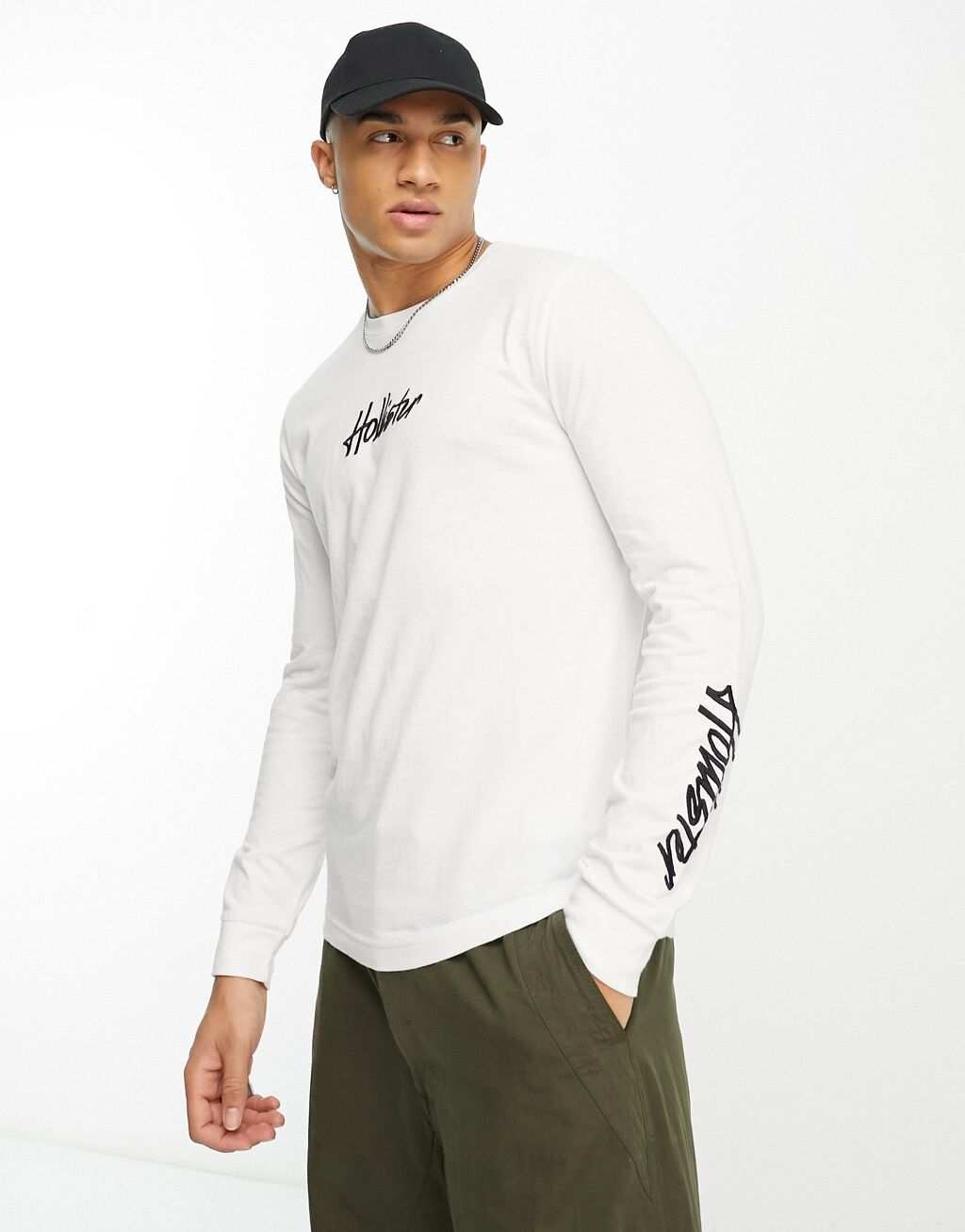 

Белый топ с длинными рукавами и логотипом на груди и рукавах Hollister