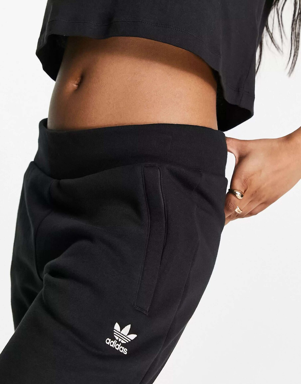 

Черные узкие спортивные брюки adidas Originals