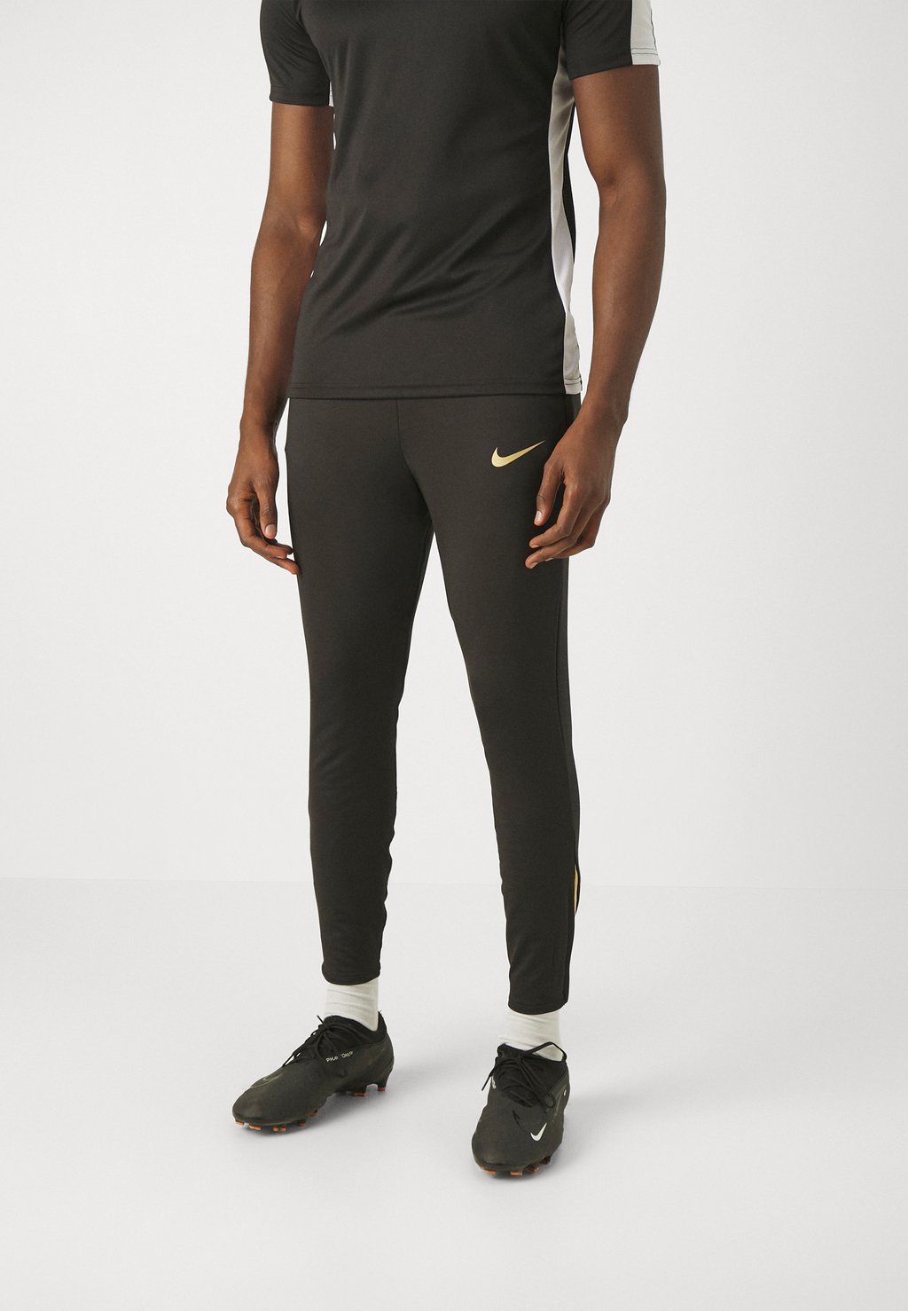 цена Спортивные брюки Strike Pant Nike, цвет black/gold/metallic gold