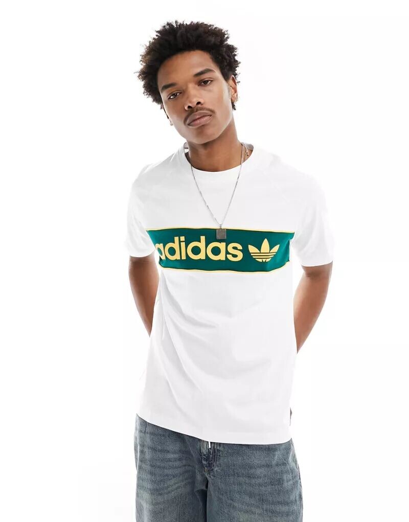

Футболка с линейным логотипом adidas Originals белого, темно-зеленого и желтого цветов